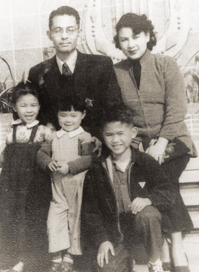1949年，林海音、何凡與三個孩子