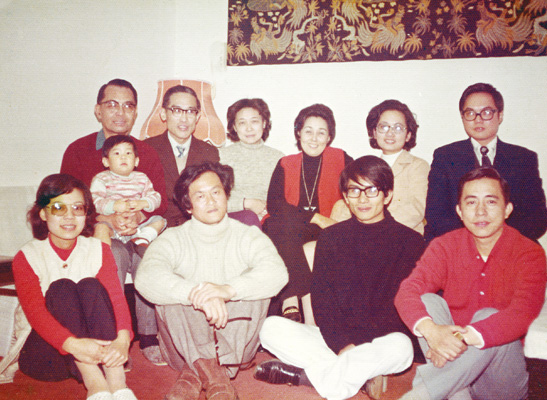1974年4月,留影於林海音家客廳